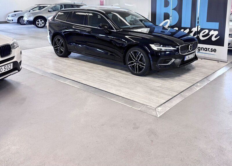 Svart Begagnad 2020 Volvo V60 Inscription Kombi | 259 000 kr (Superpris) - Bild 1/4