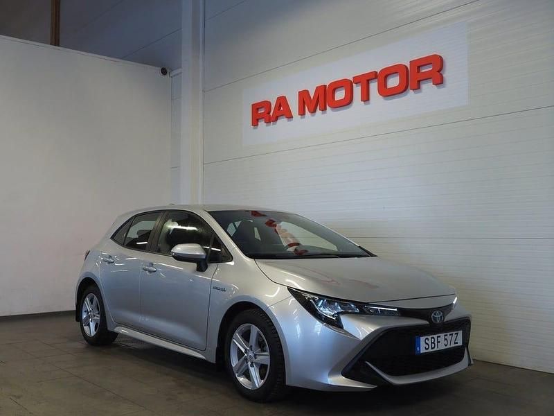 Begagnad Toyota Corolla Hybrid Life 122 HK (89 kW) 2021 Silver Halvkombi