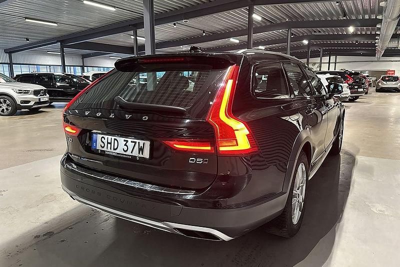 Begagnad Volvo V90 CC 235 HK (172 kW) 2019 Svart Kombi