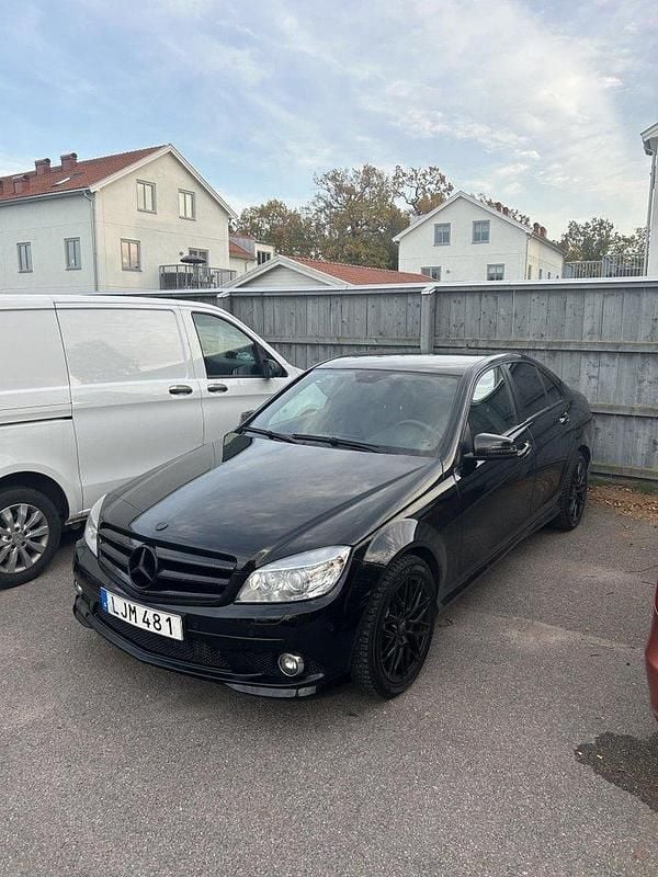 Svart Begagnad 2009 Mercedes C180 AMG Sedan | 81 000 kr (Bra pris) - Bild 1/4