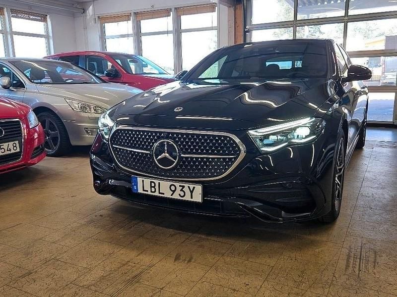Svart Ny 2025 Mercedes E300 AMG line Sedan | 919 900 kr - Bild 1/4