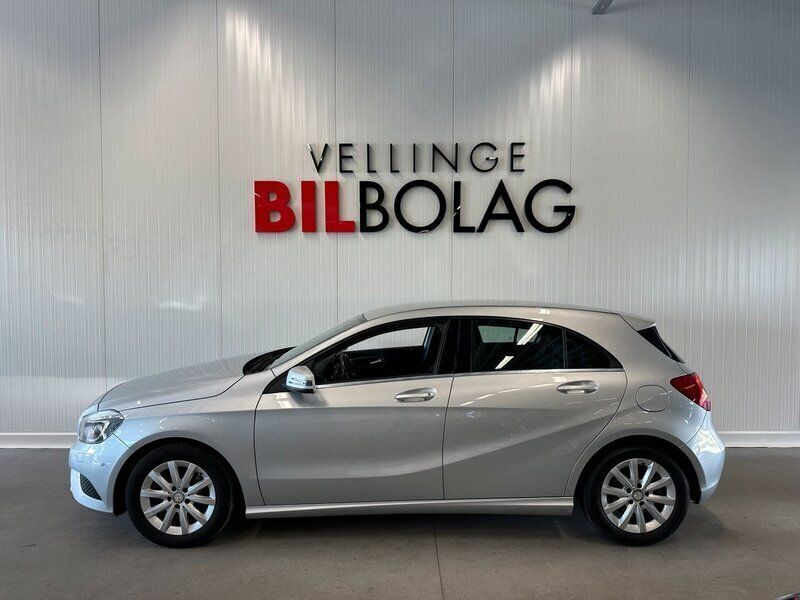 Silver Begagnad 2014 Mercedes A180 Halvkombi | 129 500 kr (Lite dyr) - Bild 1/4