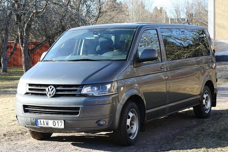 Grå Begagnad 2012 VW Caravelle Comfortline Minibuss | 65 000 kr (Superpris) - Bild 1/4