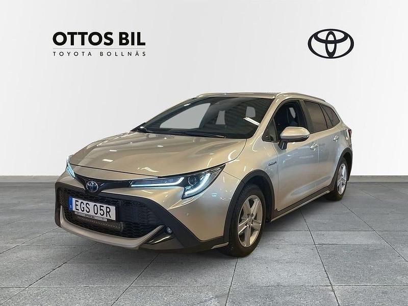 Silver Begagnad 2021 Toyota Corolla SUV | 269 000 kr (Dyr) - Bild 1/4