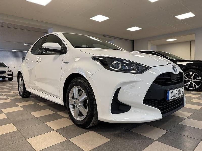 Begagnad Toyota Yaris Hybrid Active 116 HK (85 kW) 2021 Vit Halvkombi
