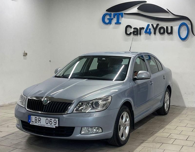 Ljusblå Begagnad 2010 Skoda Octavia Elegance Halvkombi | 59 500 kr (Marknadspris) - Bild 1/4