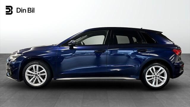 Begagnad Audi A3 Advanced Plus 150 HK (110 kW) 2022 Navarrablå metallic Sedan