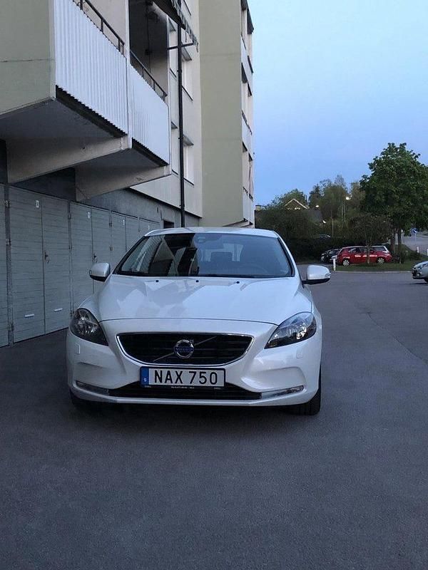 Begagnad 2016 Volvo V40 Kinetic Halvkombi | 130 000 kr (Marknadspris) - Bild 1/3