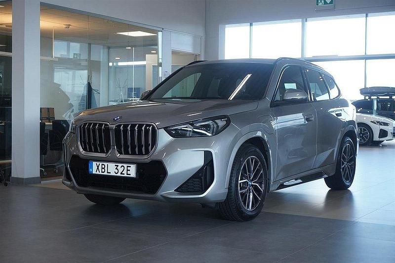 Grå Begagnad 2025 BMW X1 Comfort Edition SUV | 539 900 kr (Marknadspris) - Bild 1/4