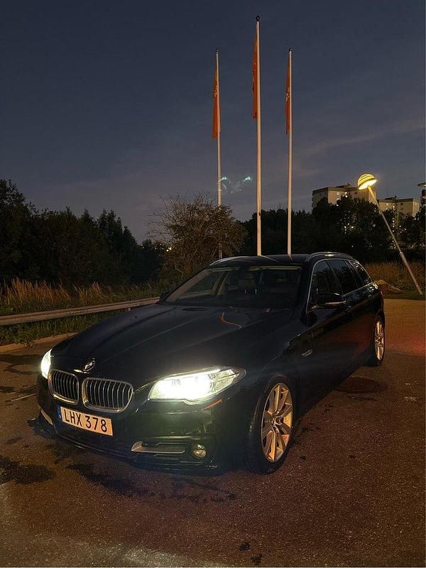 Svart Begagnad 2014 BMW 520 Kombi | 109 000 kr (Superpris) - Bild 1/4