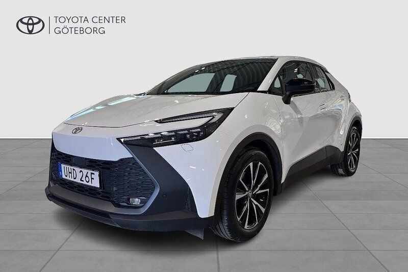 Vit Begagnad 2024 Toyota C-HR Style SUV | 399 900 kr (Marknadspris) - Bild 1/3