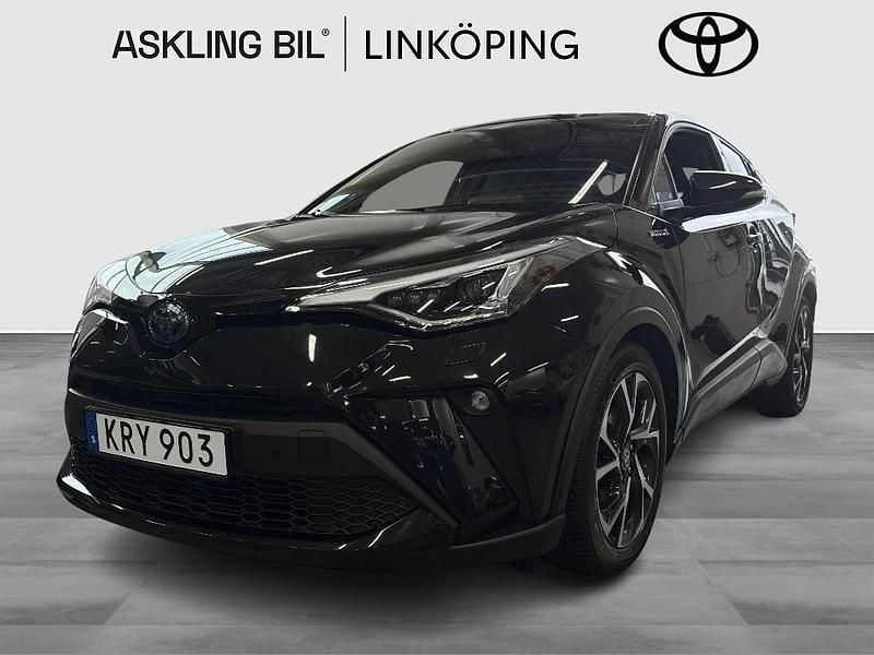 Svart Begagnad 2021 Toyota C-HR+ Edition SUV | 209 000 kr (Marknadspris) - Bild 1/3