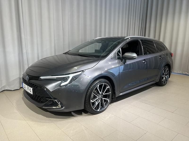 Mörkgrå (grå) Begagnad 2023 Toyota Corolla Executive Kombi | 349 900 kr (Marknadspris) - Bild 1/4