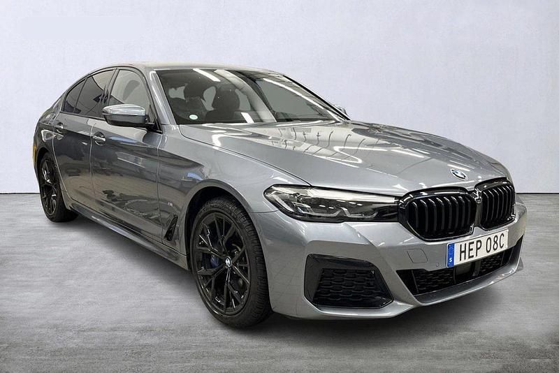 Blå Begagnad 2021 BMW 530e M Sport Sedan | 359 000 kr (Marknadspris) - Bild 1/4