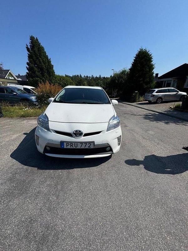 Vit Begagnad 2014 Toyota Prius Plug-in Hybrid Halvkombi | 82 000 kr (Marknadspris) - Bild 1/3