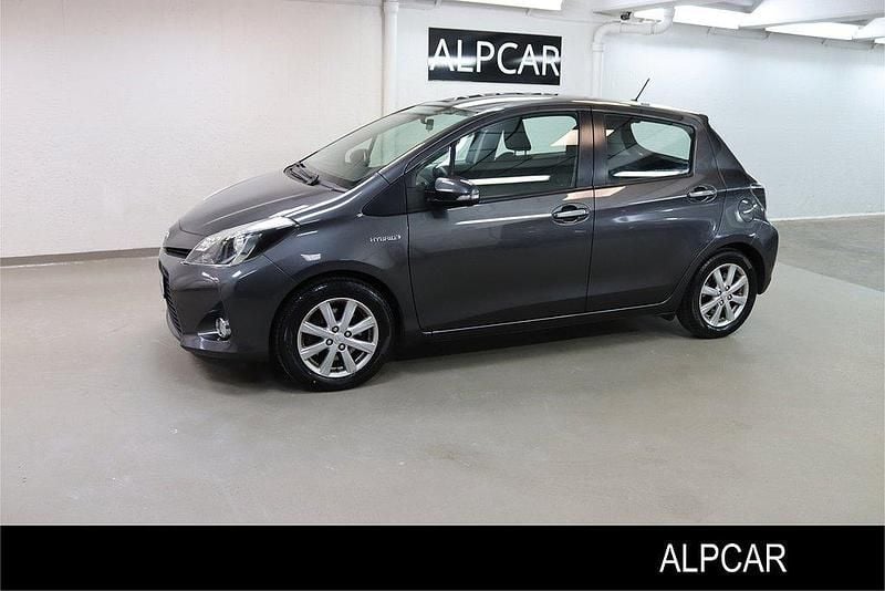 Grå Begagnad 2013 Toyota Yaris Hybrid Active Halvkombi | 119 900 kr (Marknadspris) - Bild 1/4