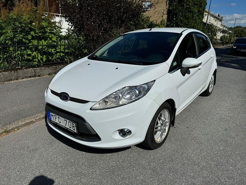 Vit Begagnad 2012 Ford Fiesta Titanium Halvkombi | 41 900 kr (Marknadspris) - Bild 1/4