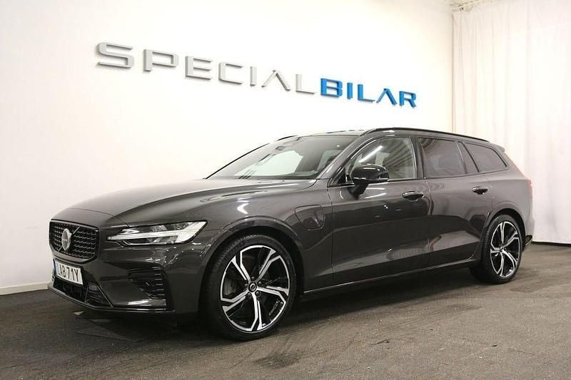 Platinum grey metallic Begagnad 2023 Volvo V60 Plus Kombi | 419 000 kr - Bild 1/4