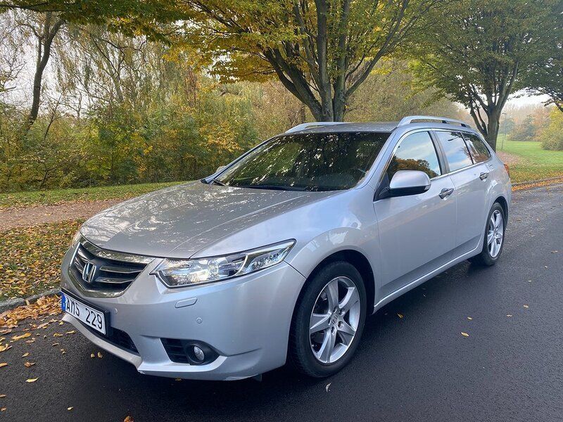 Silver Begagnad 2014 Honda Accord Kombi | 109 900 kr - Bild 1/4