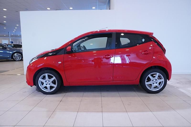 Begagnad Toyota Aygo X-play 72 HK (52 kW) 2021 Röd Halvkombi