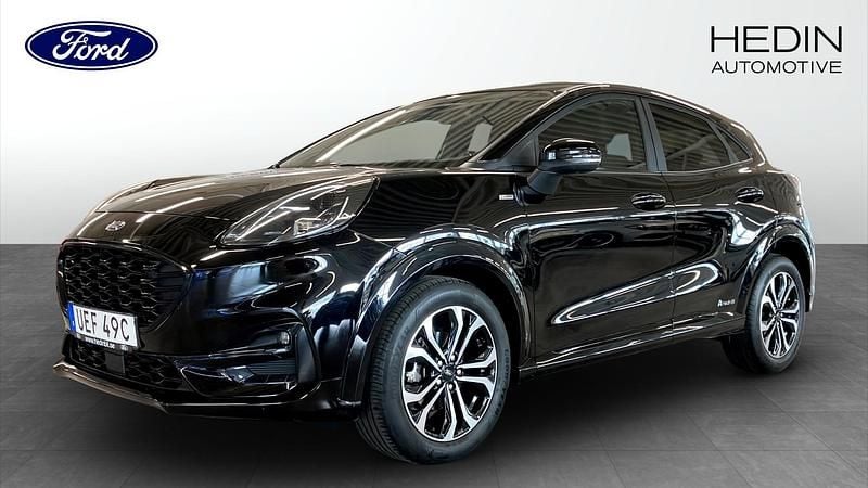 Svart (black) Begagnad 2022 Ford Puma Gen-E ST-Line Halvkombi | 219 900 kr (Dyr) - Bild 1/4