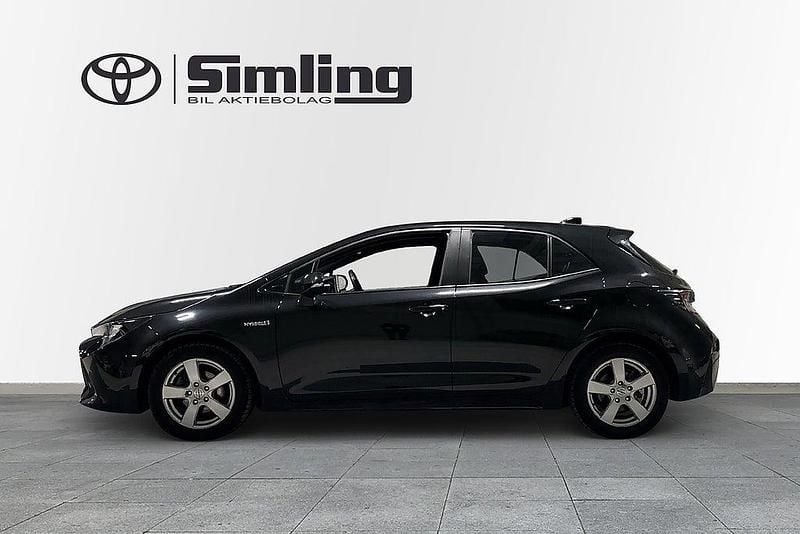 Begagnad Toyota Corolla Hybrid Active 122 HK (89 kW) 2021 Svart Halvkombi