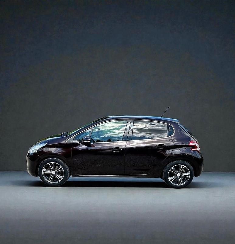 Brun metallic Begagnad 2012 Peugeot 208 Halvkombi | 27 000 kr (Marknadspris) - Bild 1/4