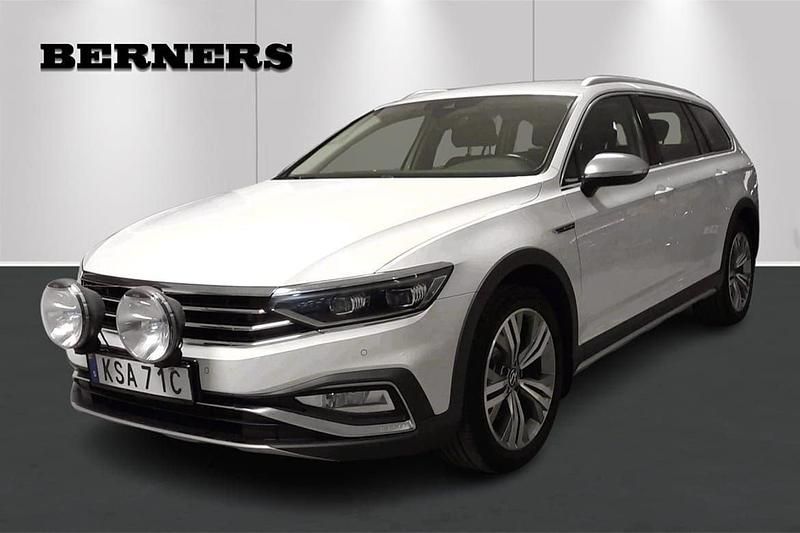 Vit Begagnad 2021 VW Passat Alltrack Kombi | 299 900 kr (Marknadspris) - Bild 1/4