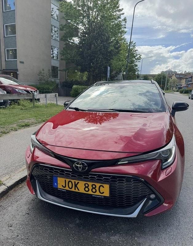 Röd Begagnad 2021 Toyota Corolla Sport Kombi | 179 000 kr (Marknadspris) - Bild 1/4