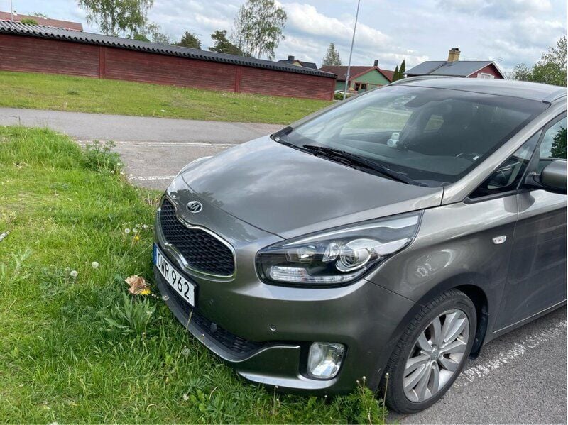 Grå Begagnad 2016 Kia Carens Minibuss | 145 000 kr (Marknadspris) - Bild 1/4