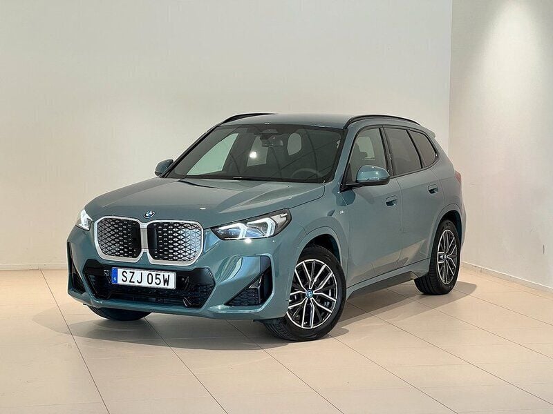 Grön Begagnad 2024 BMW iX1 M Sport SUV | 578 000 kr - Bild 1/4