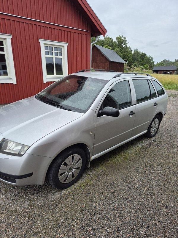 Silver Begagnad 2003 Skoda Fabia Kombi | 14 300 kr (Lite dyr) - Bild 1/4