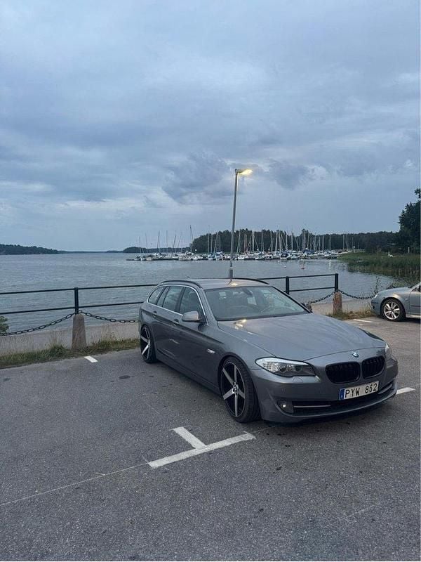 Grå Begagnad 2012 BMW 520 Kombi | 83 000 kr (Bra pris) - Bild 1/4