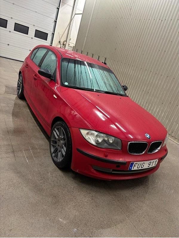 Röd Begagnad 2007 BMW 116 Halvkombi | 43 000 kr (Marknadspris) - Bild 1/4