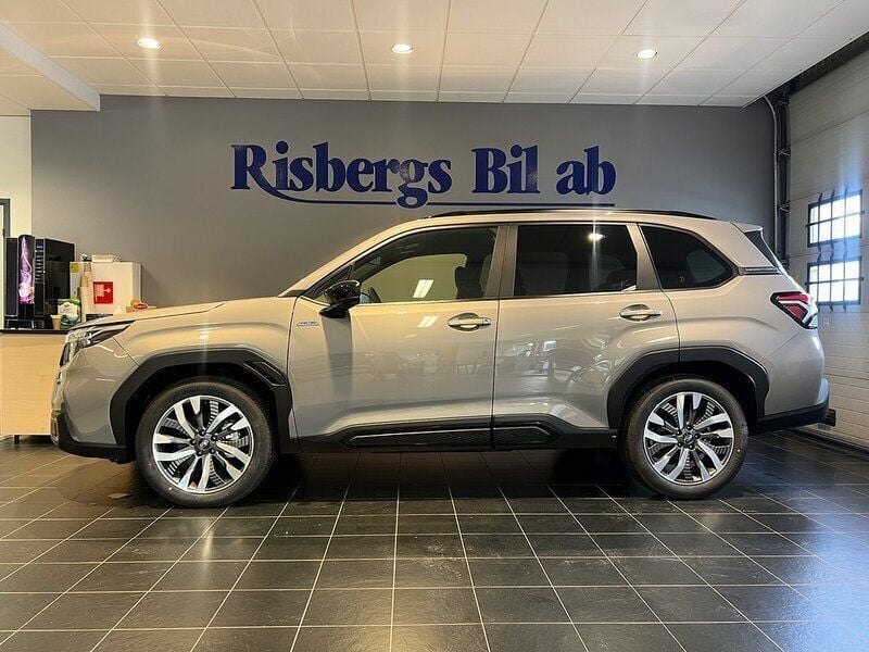 Grå Ny 2024 Subaru Forester SUV | 436 900 kr (Marknadspris) - Bild 1/4
