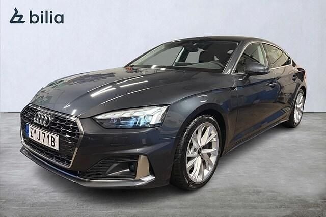 Manhattangrå metallic Begagnad 2024 Audi A5 Sportback Advanced Plus Halvkombi | 429 000 kr (Marknadspris) - Bild 1/4