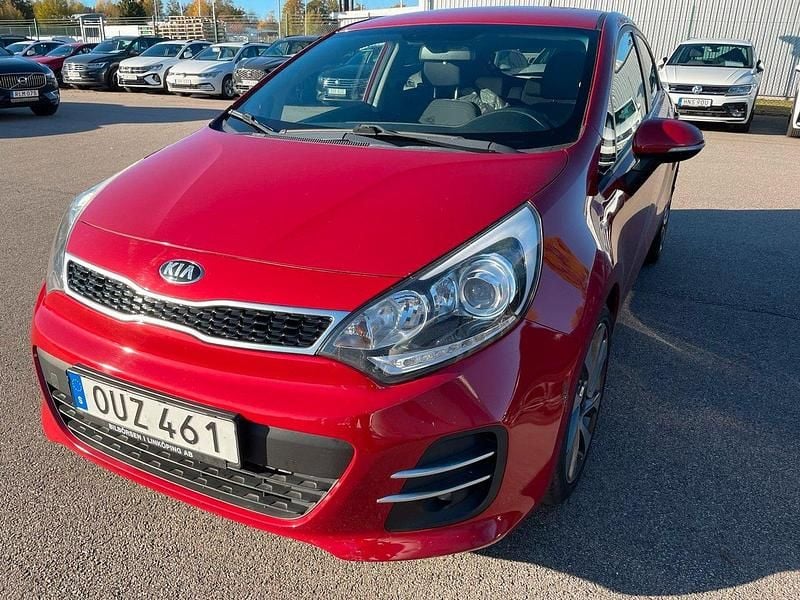 Röd (röd metallic) Begagnad 2015 Kia Rio Sedan | 89 000 kr (Superpris) - Bild 1/2