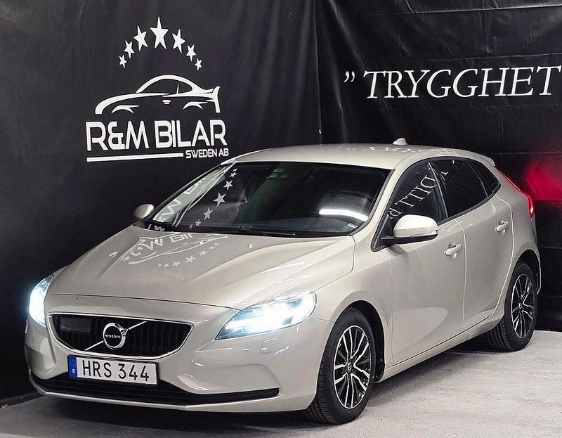 Ljusbrun (brun) Begagnad 2017 Volvo V40 Kombi | 179 800 kr (Lite dyr) - Bild 1/4
