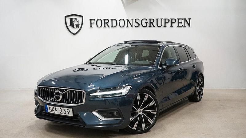Mörkblå (blå) Begagnad 2018 Volvo V60 Inscription Kombi | 284 800 kr (Marknadspris) - Bild 1/4