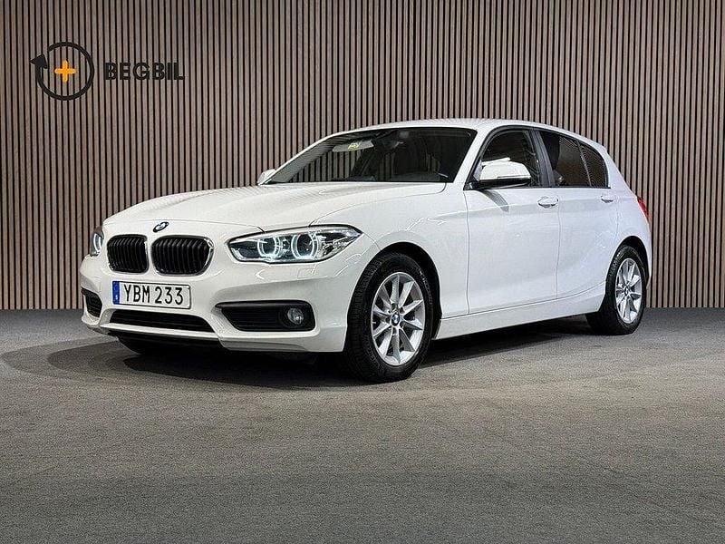 Vit Begagnad 2016 BMW 118 Advantage Halvkombi | 133 400 kr (Marknadspris) - Bild 1/4