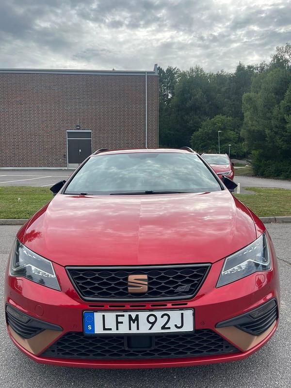 Begagnad Seat Leon ST 4Drive 300 HK (220 kW) 2019 Desire red metallic Kombi