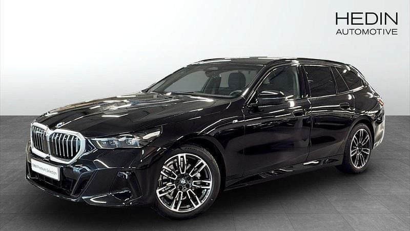 Svart (black) Begagnad 2025 BMW 520 M Sport Kombi | 593 700 kr (Marknadspris) - Bild 1/4