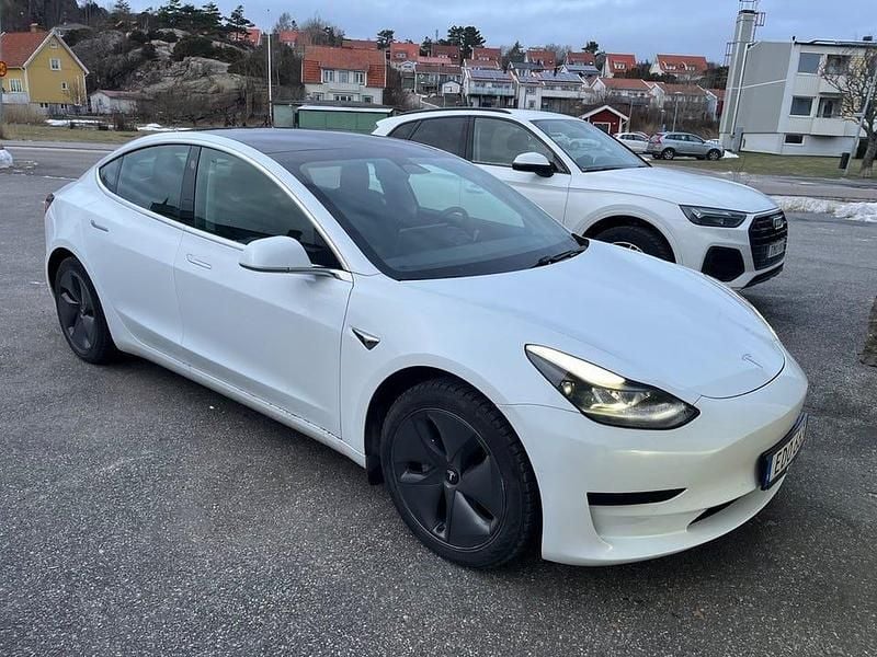 Vit Begagnad 2020 Tesla Model 3 Standard Range Plus Sedan | 229 900 kr (Marknadspris) - Bild 1/4