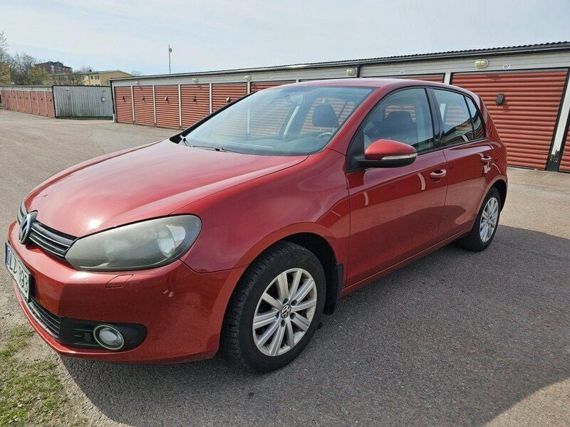 Röd Begagnad 2011 VW Golf VI Halvkombi | 50 000 kr (Marknadspris) - Bild 1/4
