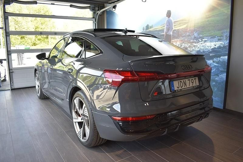 Begagnad Audi Q8 e-tron Sport 250 kW (340 HK) 2024 Grå SUV