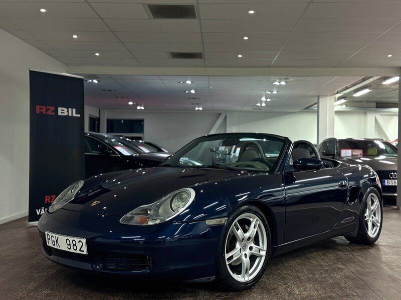 Mörkblå Begagnad 1999 Porsche Boxster Cab | 174 900 kr - Bild 1/4