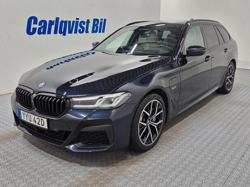 Svart (carbonsvart metallic) Begagnad 2023 BMW 530e M Sport Kombi | 375 000 kr (Marknadspris) - Bild 1/4