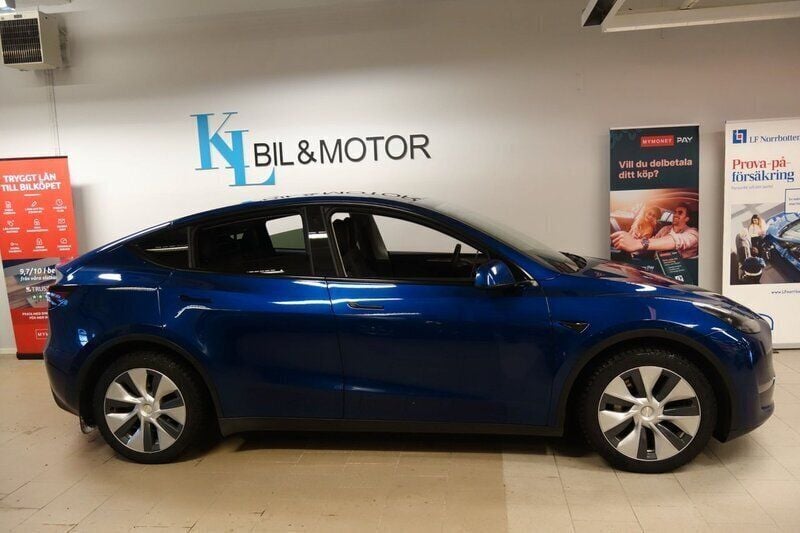 Begagnad Tesla Model Y Long Range AWD 378 kW (514 HK) 2021 Blå (blåmetallic) SUV