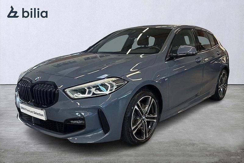 Grå Begagnad 2022 BMW 118 M Sport Halvkombi | 289 000 kr (Lite dyr) - Bild 1/4