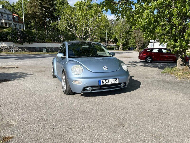 Blå Begagnad 2004 VW Beetle Highline Halvkombi | 47 000 kr (Bra pris) - Bild 1/4